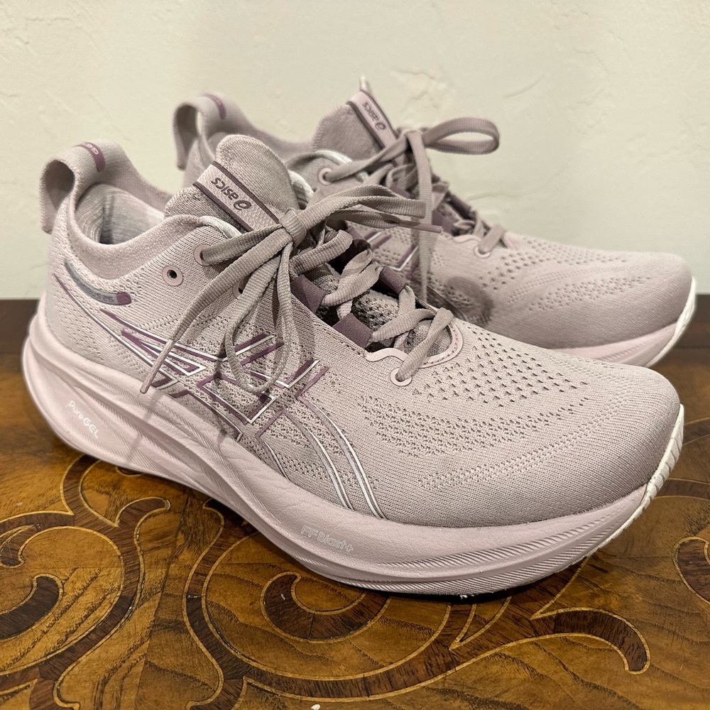 ASICS Women's Gel Nimbus 26 Sz 8.5